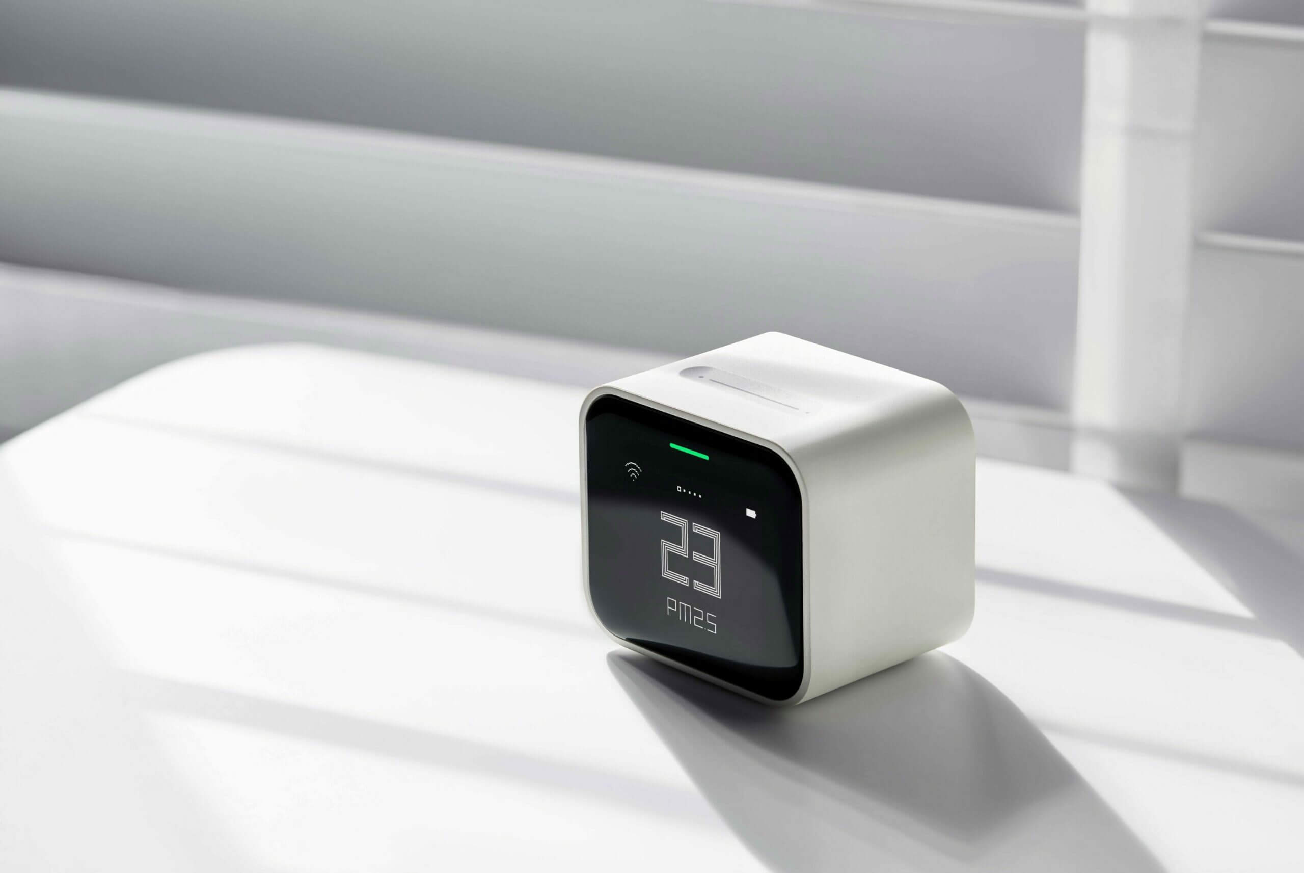 Qingping Air Monitor Lite Review - Small In Size, Heavy On Features 24 Qingping Air Monitor Lite on Table