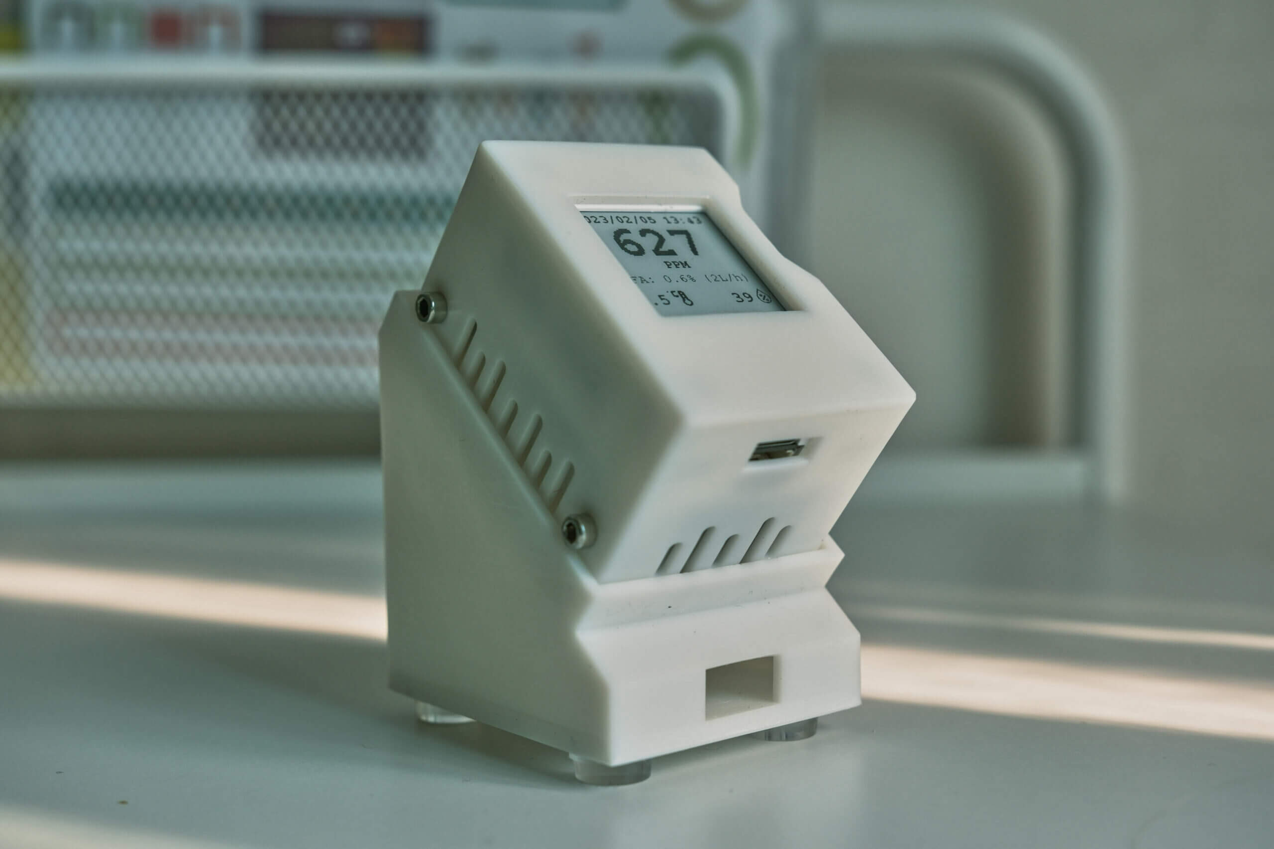 Co2.Click Review - An Affordable Co2 Monitor With Advanced Features 11 CO2.Click Stand