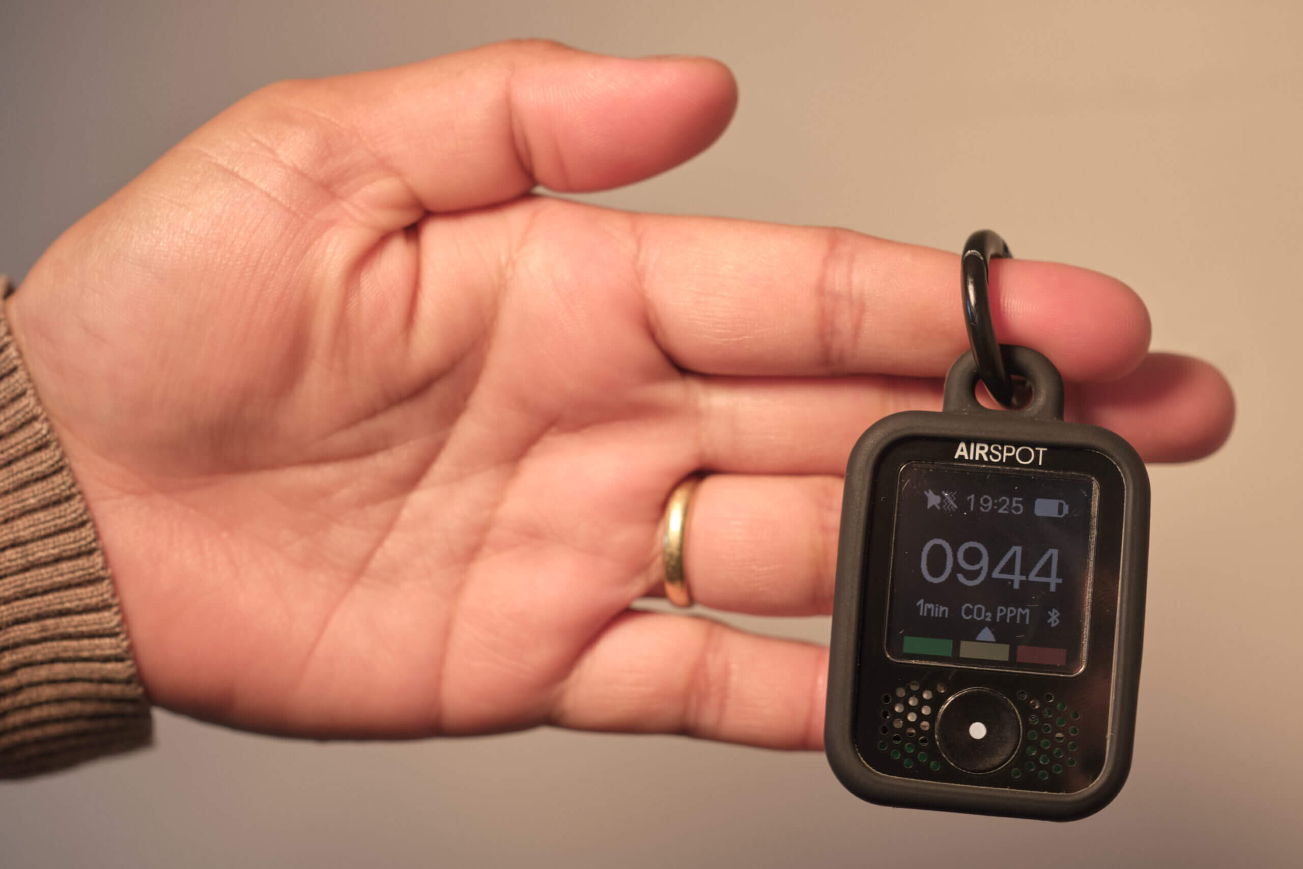 Airspot Review - A Tiny Carbon Dioxide Monitor That Can Be Worn As A Watch! 6 AirSpot Health CO2 Monitor Case