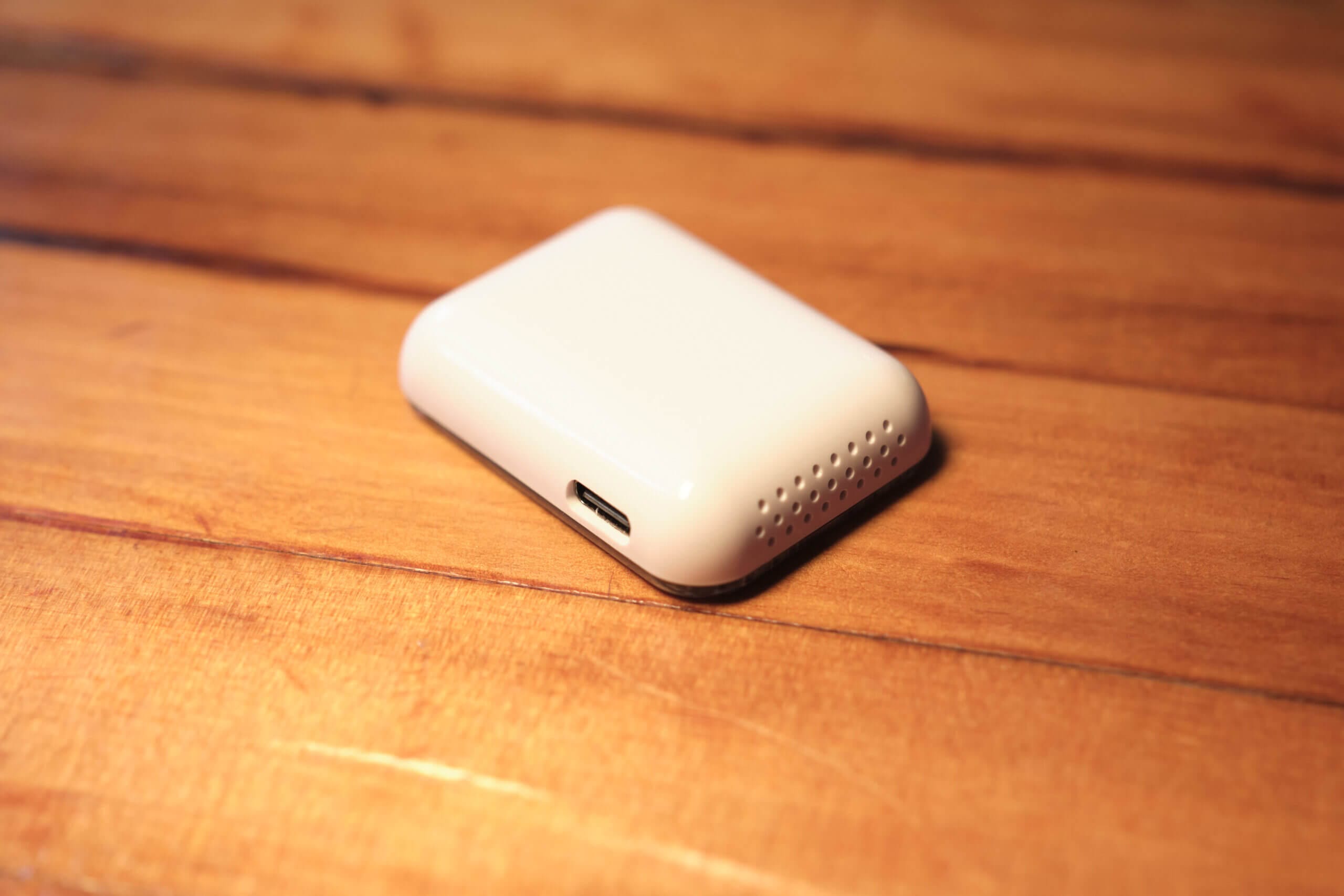 Airspot Review - A Tiny Carbon Dioxide Monitor That Can Be Worn As A Watch! 7 AirSpot Health CO2 Monitor USB Port