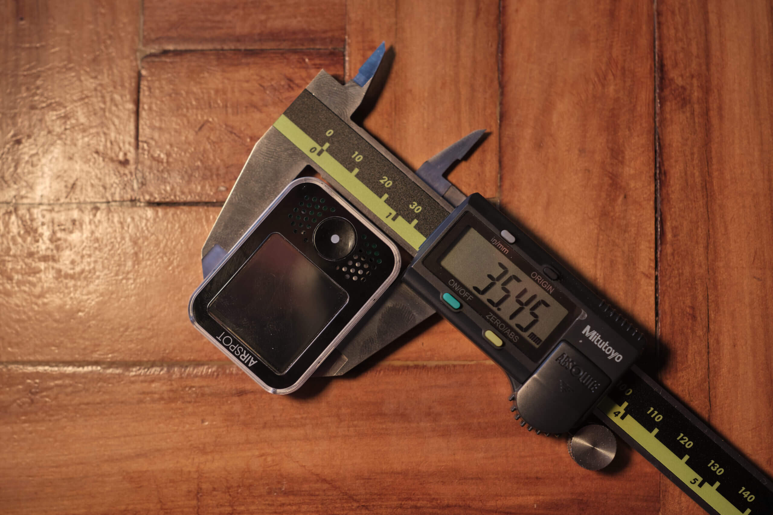 Airspot Review - A Tiny Carbon Dioxide Monitor That Can Be Worn As A Watch! 1 AirSpot Health Size